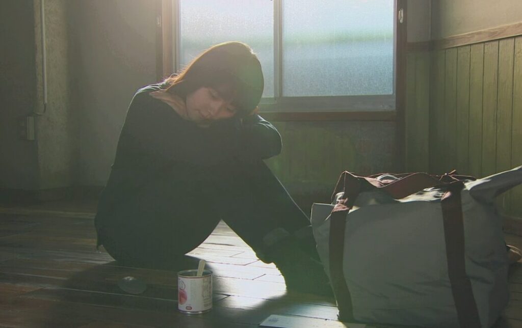 ドラマ「いつかこの恋を思い出してきっと泣いてしまう」第１０（最終）話、東京の部屋の引っ越しを終えた後、曽田練（高良健吾）から貰った桃の缶詰を食べる杉原音（有村架純）