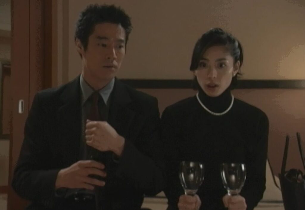 ドラマ「恋ノチカラ」第１１（最終）話、ホテルのベッドで横に並んで座る本宮籐子(深津絵里)と貫井功太郎（堤真一）