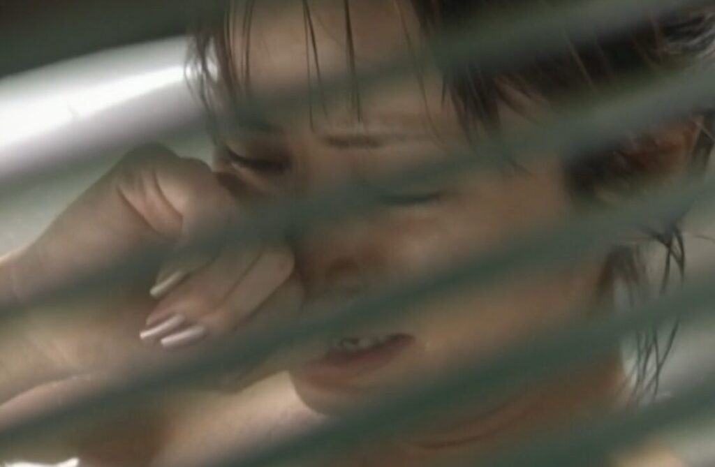 ドラマ「恋ノチカラ」第１１（最終）話、貫井功太郎（堤真一）に別れを告げられ、自宅のお風呂でなきじゃくる倉持春菜（矢田亜希子）