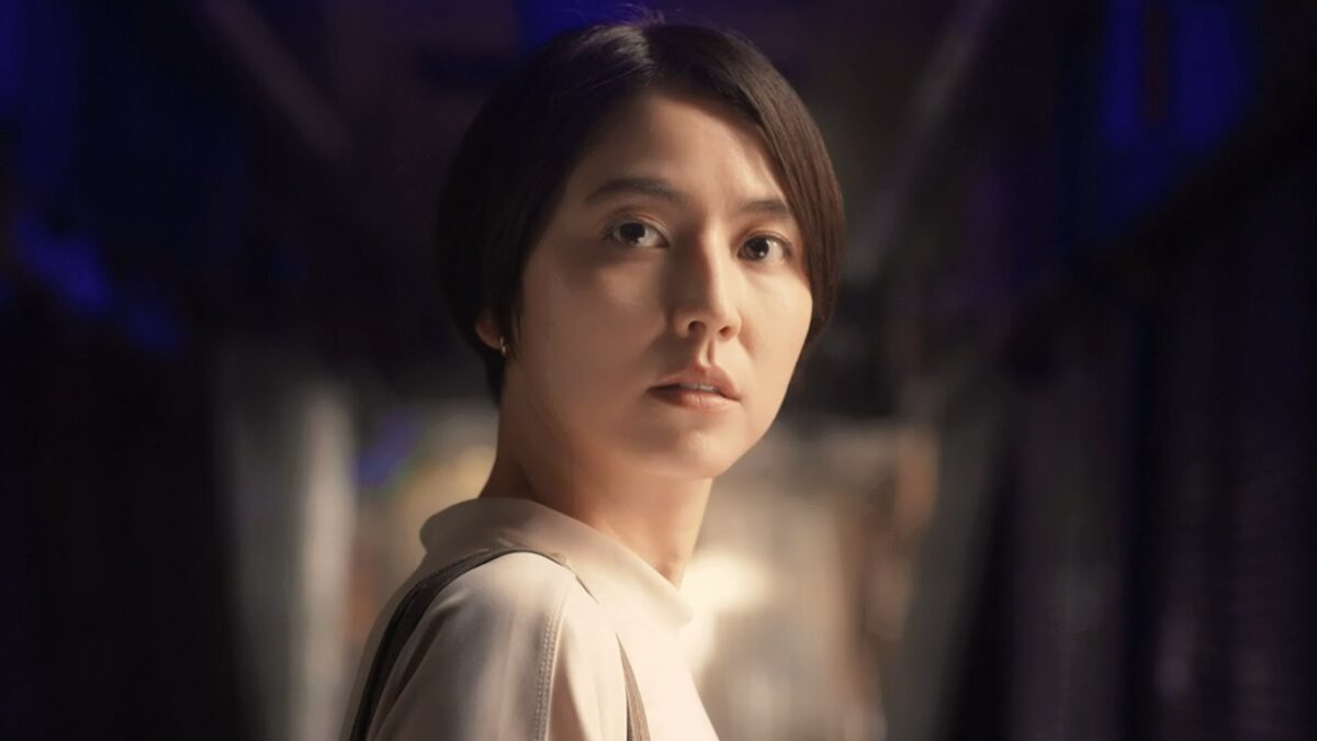 ドラマ「エルピス―希望、あるいは災い―」第３話、消えた雑貨店、帰ろうとするが何かを感じ振り返る浅川恵那（長澤まさみ）