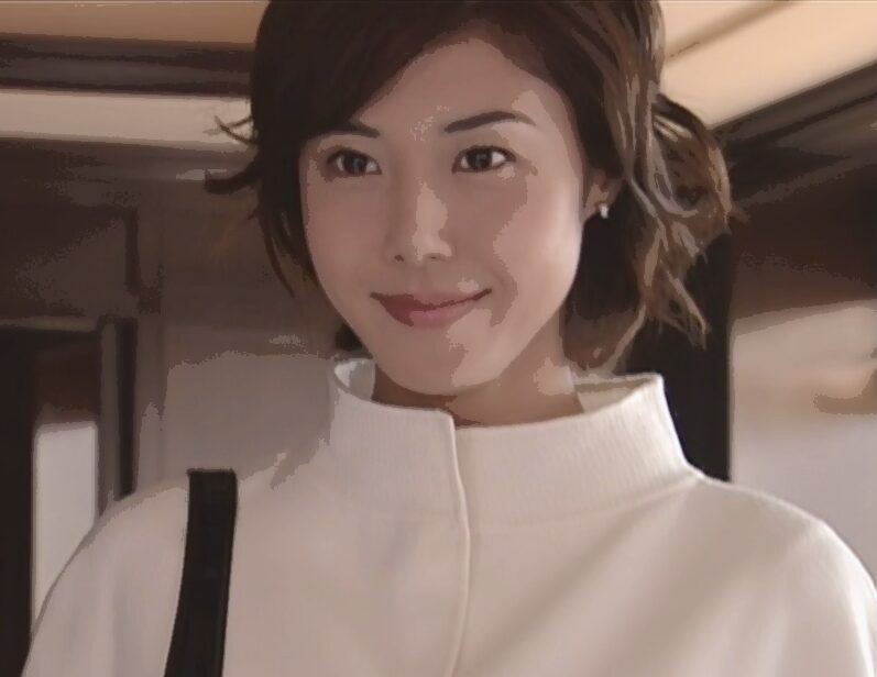 ドラマ「やまとなでしこ」第5話、合コンに白のセットアップで現れた神野桜子（松嶋菜々子）
