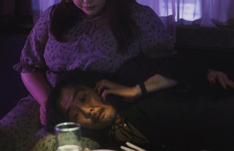 ドラマ「エルピス―希望、あるいは災い―」第７話、ふくよかな女性の膝枕で泣きながら浅川恵那（長澤まさみ）と電話で話をしている村井喬一（岡部たかし）