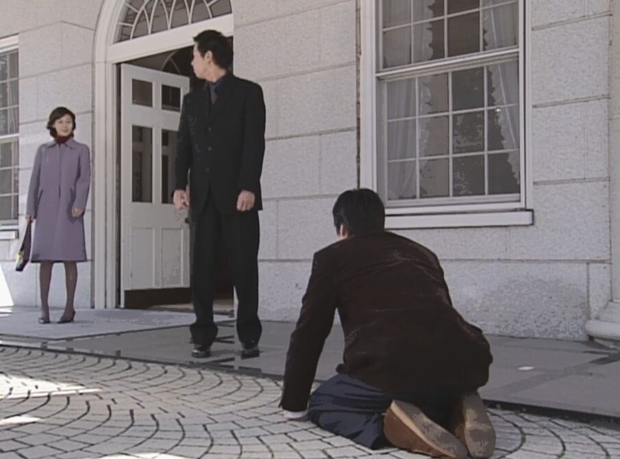 ドラマ「やまとなでしこ」第７話、東十条 司（東幹久）に土地の買収の計画をストップしてもらえるよう土下座して懇願する中原 欧介（堤真一）