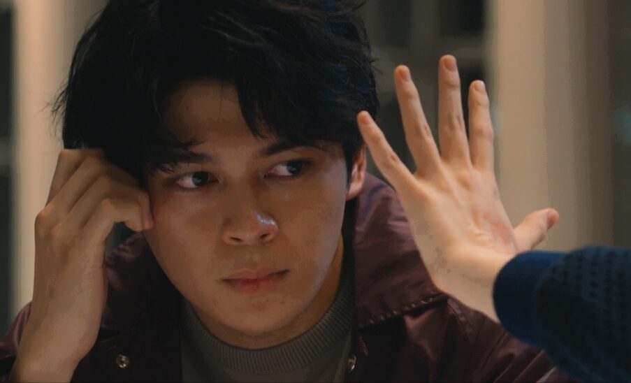 ドラマ「エルピス―希望、あるいは災い―」第１話、岸本拓朗（眞栄田郷敦）に手のひらの虐待の痕を見せる大山さくら（三浦透子）