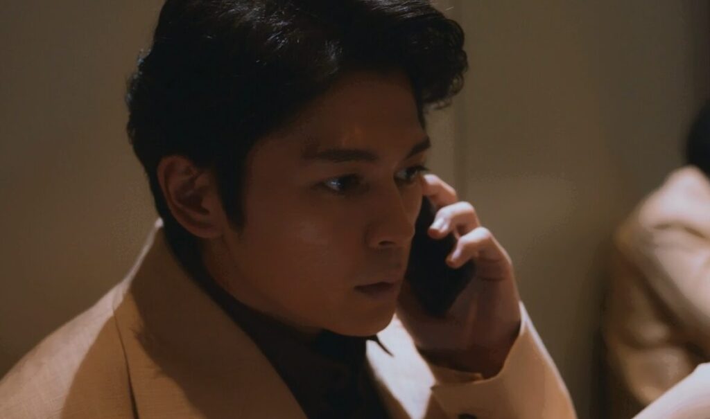 ドラマ「エルピス―希望、あるいは災い―」第９話、ブティックの試着室で大門亨（迫田孝也）の死亡を聞き、驚いている岸本拓朗（眞栄田郷敦）