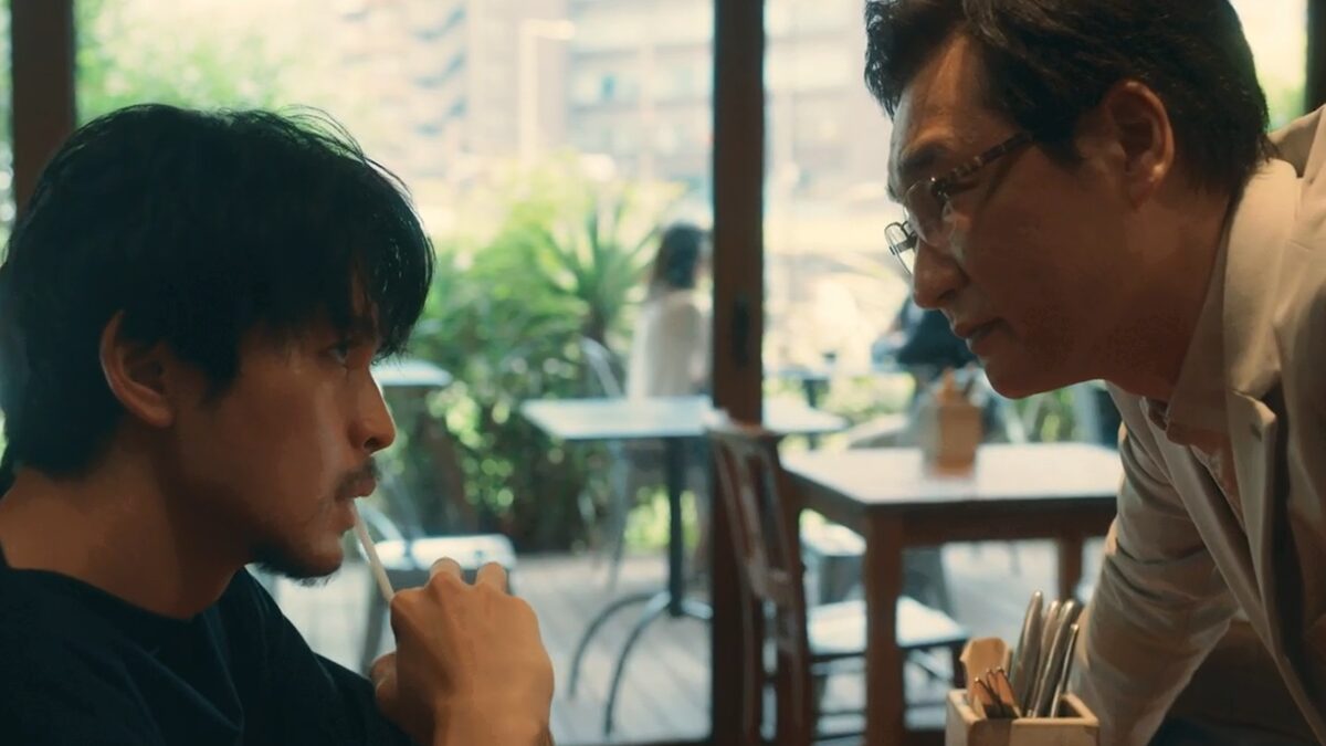 ドラマ「エルピス―希望、あるいは災い―」第７話、カフェで身を乗り出して岸本拓朗（眞栄田郷敦）に「松本死刑囚は無実」と言う八飛署の平川刑事