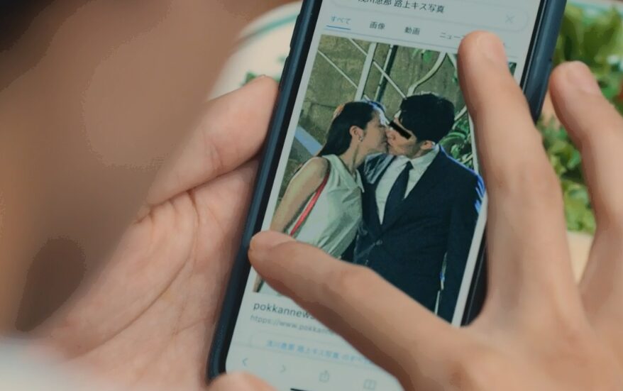 ドラマ「エルピス―希望、あるいは災い―」第１話、浅川恵那（長澤まさみ）のスキャンダル写真が写るスマホ画面
