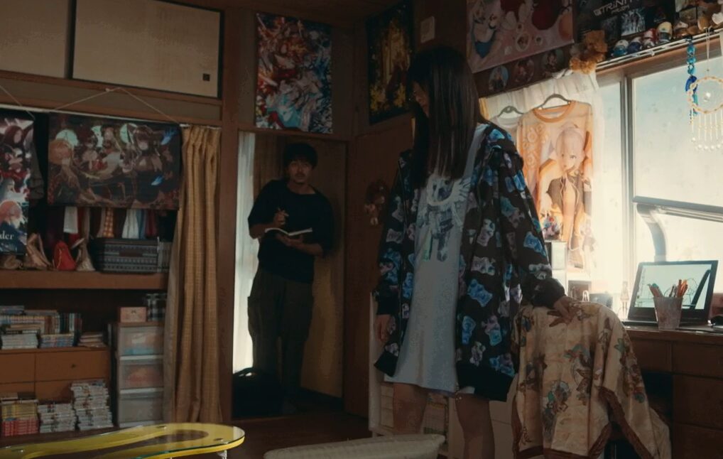 ドラマ「エルピス―希望、あるいは災い―」第８話、中村優香の親友高岡ひかるの家で話を聞く岸本拓朗（眞栄田郷敦）