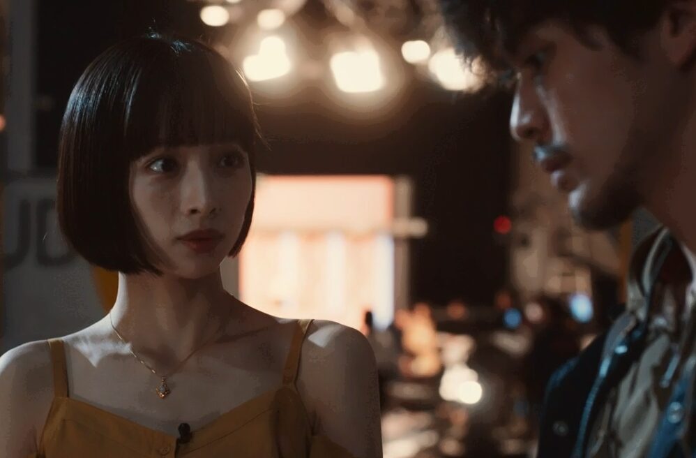 ドラマ「エルピス―希望、あるいは災い―」第５話、岸本拓朗（眞栄田郷敦）に台本を変更するよう脅される篠山あさみ（華村あすか）