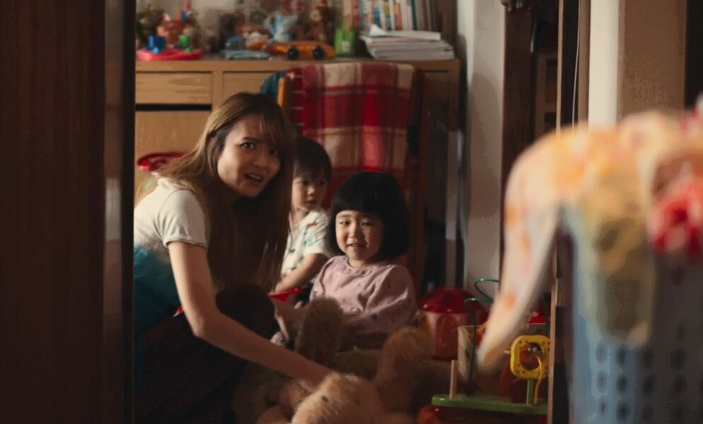 ドラマ「エルピス―希望、あるいは災い―」第７話、岸本拓朗（眞栄田郷敦）を追い返す、事件の被害者・中村優香の母親、その後ろに二人の小さい子供