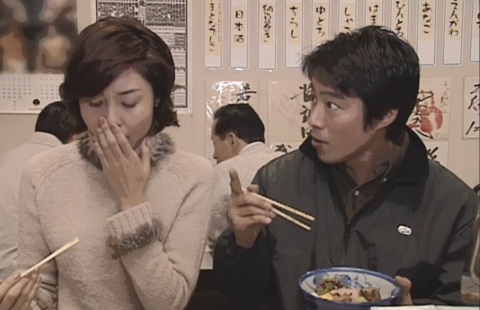 ドラマ「やまとなでしこ」第８話、中原 欧介（堤真一）の行きつけの居酒屋でまかないをたべて美味しいと感激する神野 桜子（松嶋菜々子）
