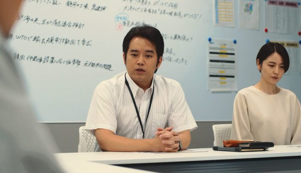 ラマ「エルピス―希望、あるいは災い―」第８話、岸本拓朗（眞栄田郷敦）にスクープとしては扱えないと説明する滝川雄大（三浦貴大）