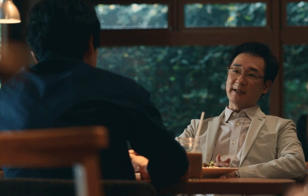 ドラマ「エルピス―希望、あるいは災い―」第７話、カフェで岸本拓朗（眞栄田郷敦）と落ち合い松本逮捕の真相を話す八飛署の刑事・平川勉（安井順平）