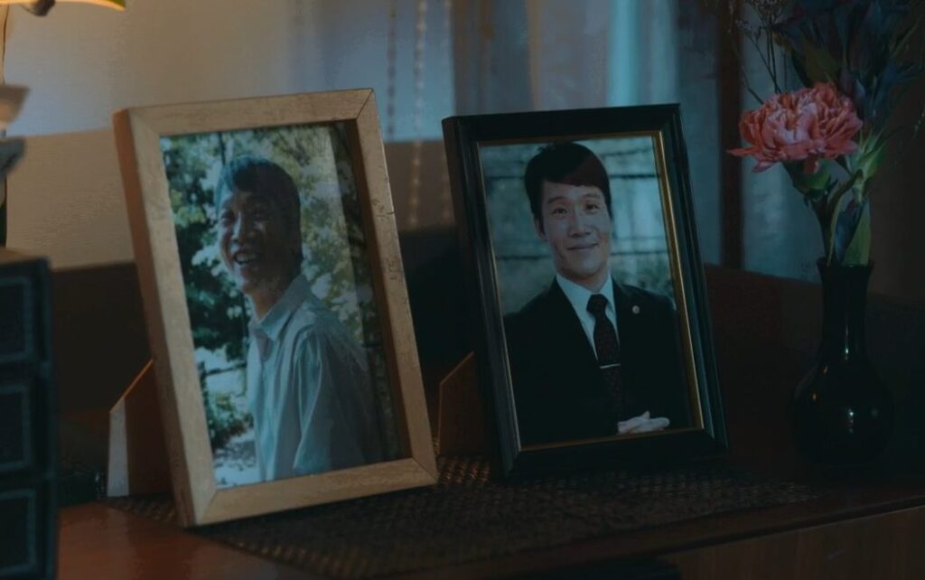 ドラマ「エルピス―希望、あるいは災い―」第９話、岸本拓朗（眞栄田郷敦）の家にある父親の写真（遺影）