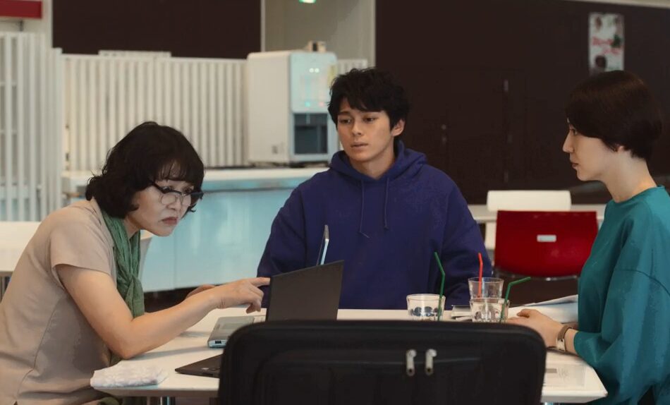 ドラマ「エルピス―希望、あるいは災い―」第４話、笹岡まゆみ（池津祥子）から話を聞く岸本拓朗（眞栄田郷敦）と浅川恵那（長澤まさみ）