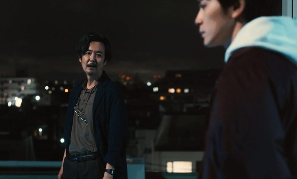 ドラマ「エルピス―希望、あるいは災い―」第４話、岸本拓朗（眞栄田郷敦）を名王中学が見える屋上に連れて来た村井喬一（岡部たかし）