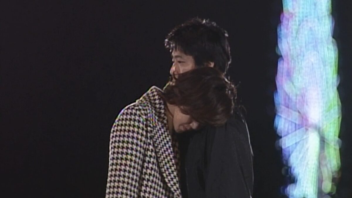 ドラマ「やまとなでしこ」第９話、中原 欧介（堤真一）の肩で泣く神野 桜子（松嶋菜々子）