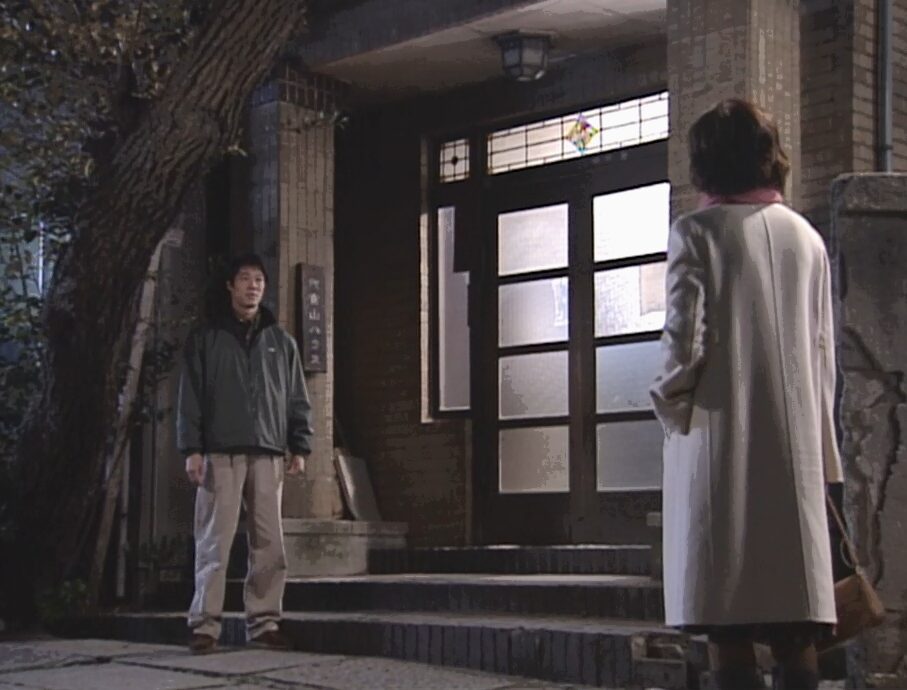 ドラマ「やまとなでしこ」第８話、神野 桜子（松嶋菜々子）のアパートの前で桜子の帰宅を待っていた中原 欧介（堤真一）