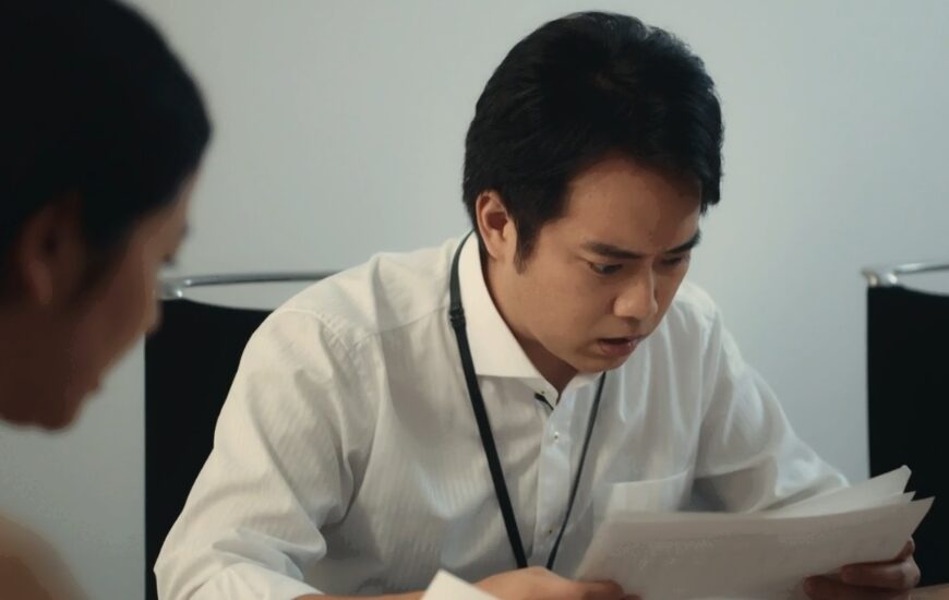 ドラマ「エルピス―希望、あるいは災い―」第１０（最終）話、大門副総理のスキャンダル報道資料を見て驚いている滝川雄大（三浦貴大）