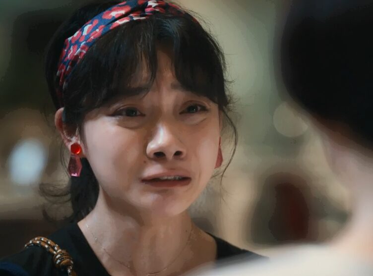 ドラマ「エルピス―希望、あるいは災い―」第２話、「おじさんじゃないとしか言えない」と松本死刑囚の無実を涙ながらに浅川恵那（長澤まさみ）に語る大山さくら（三浦透子）