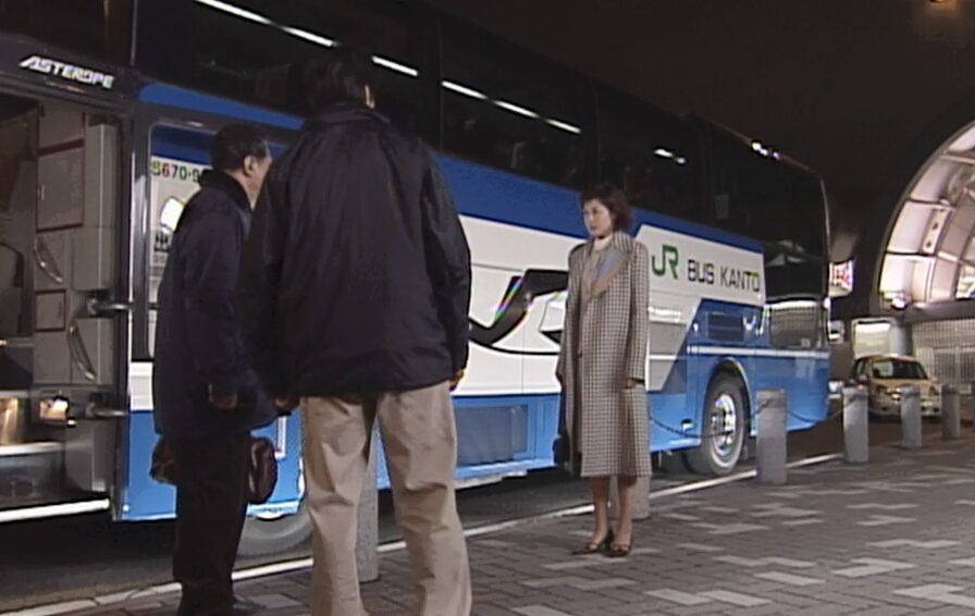 ドラマ「やまとなでしこ」第9話、父親を追いかけて夜行バス乗り場にかけつけた神野 桜子(松嶋菜々子)