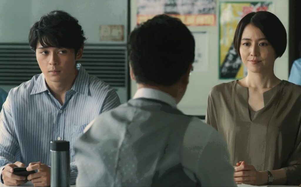 ドラマ「エルピス―希望、あるいは災い―」第３話、八飛署で刑事に免罪の可能性について取材する浅川恵那（長澤まさみ）と岸本拓朗（眞栄田郷敦）