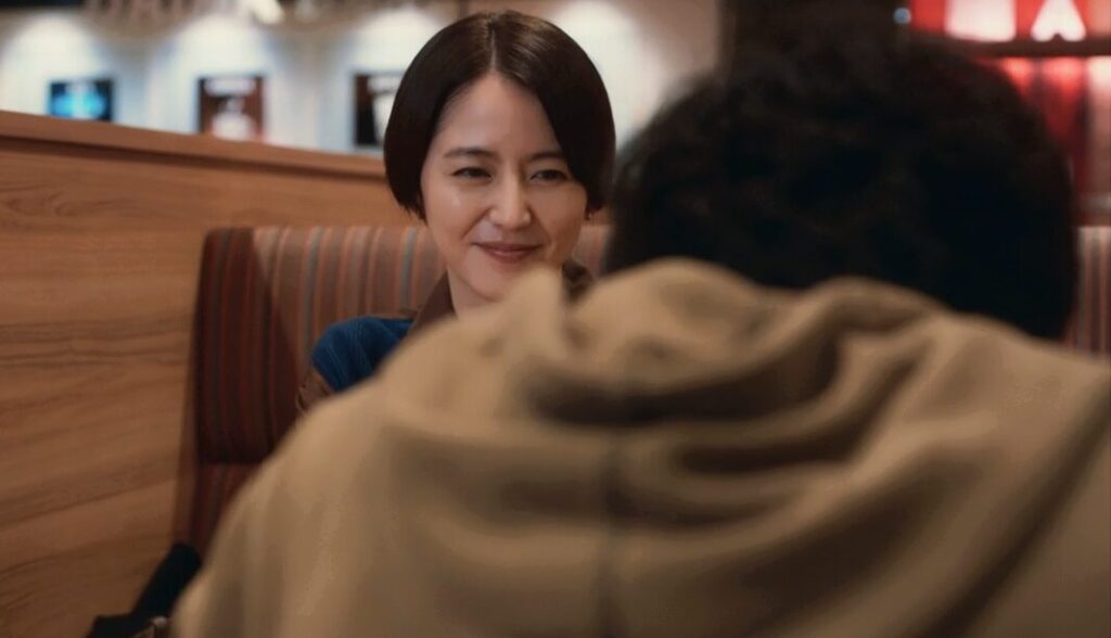 ラマ「エルピス―希望、あるいは災い―」第５話、雑炊を掻き込む岸本拓朗（眞栄田郷敦）を笑顔で見つめる浅川恵那（長澤まさみ）