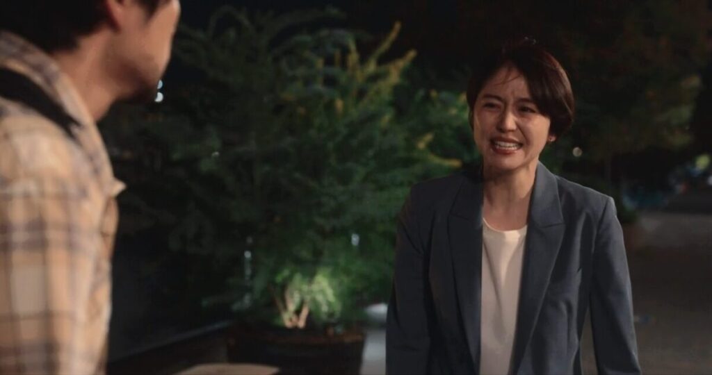 ドラマ「エルピス―希望、あるいは災い―」第７話、岸本拓朗（眞栄田郷敦）にカバンを投げた後、何にも事情知らないくせにと涙ながらに罵倒する浅川恵那（長澤まさみ）