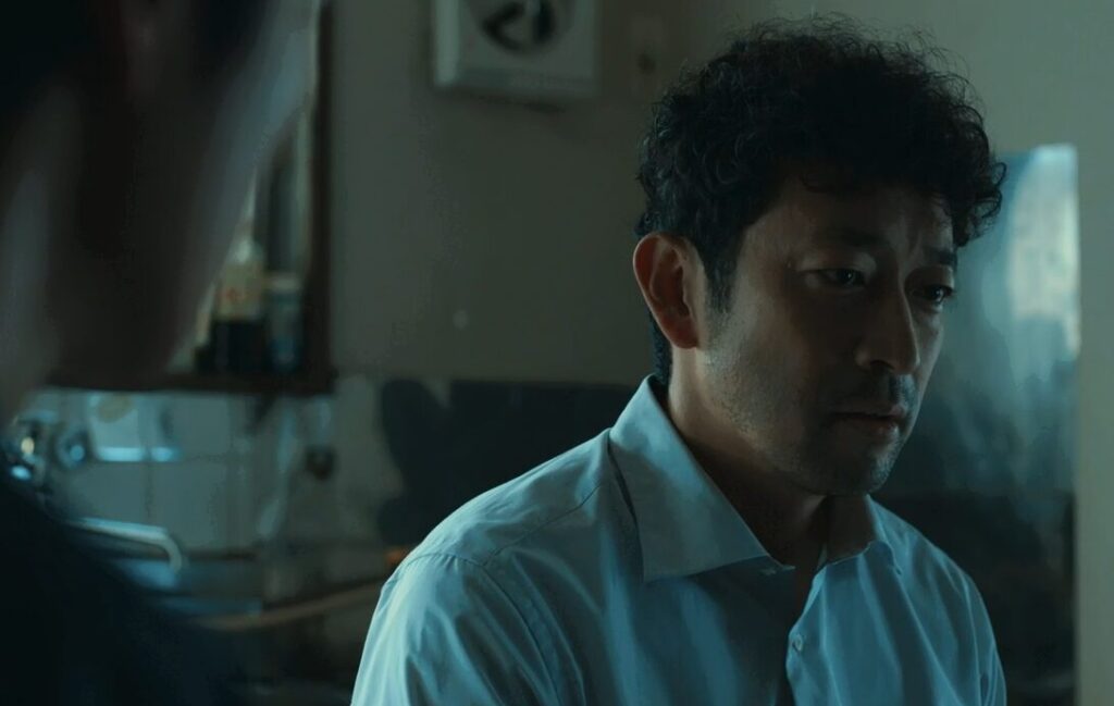 ドラマ「エルピス―希望、あるいは災い―」第９話、自宅で岸本拓朗（眞栄田郷敦）のインタビューを受ける大門亨（迫田孝也）