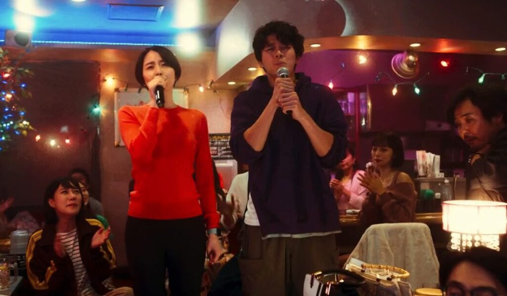 ドラマ「エルピス―希望、あるいは災い―」第６話、打ち切りとなった『フライデーボンボン』の打ち上げで『贈る言葉』をカラオケで一緒に歌う浅川恵那（長澤まさみ）と岸本拓朗（眞栄田郷敦）