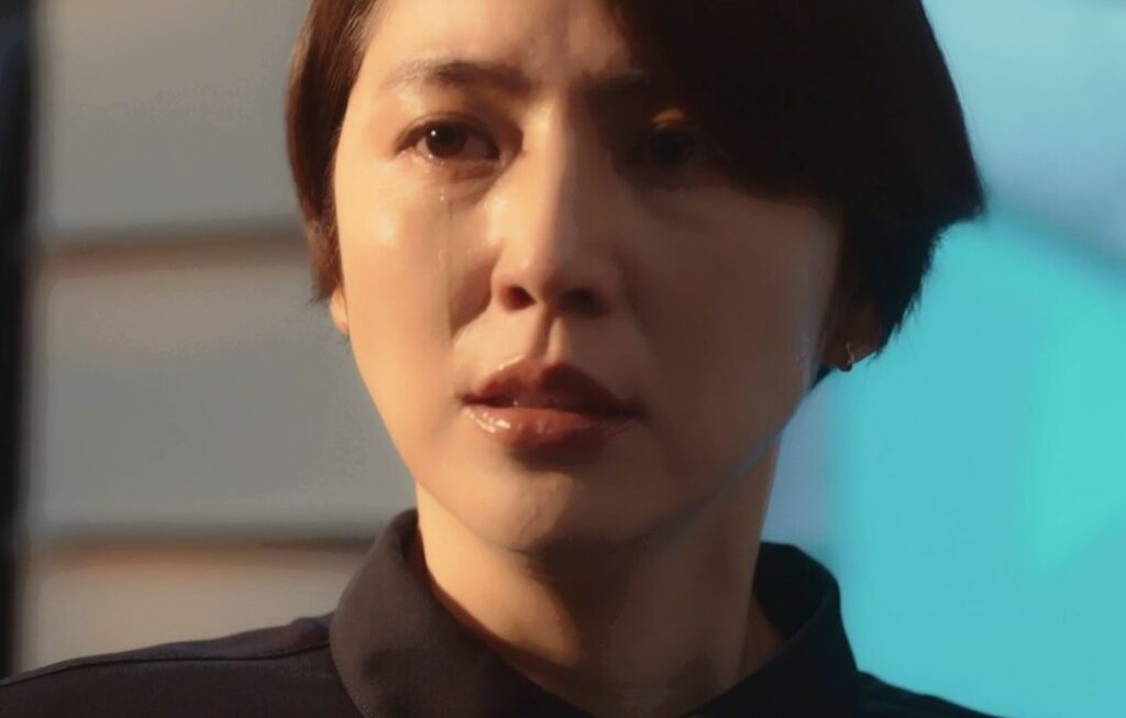 ドラマ「エルピス―希望、あるいは災い―」第９話、村井喬一（岡部たかし）の暴れる姿を見て涙を流す浅川恵那（長澤まさみ）