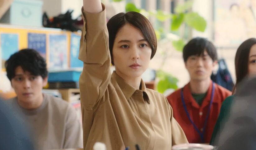 ドラマ「エルピス―希望、あるいは災い―」第２話、番組の企画会議でひとり女子中学生の事件がいいと手をあげる浅川恵那（長澤まさみ）