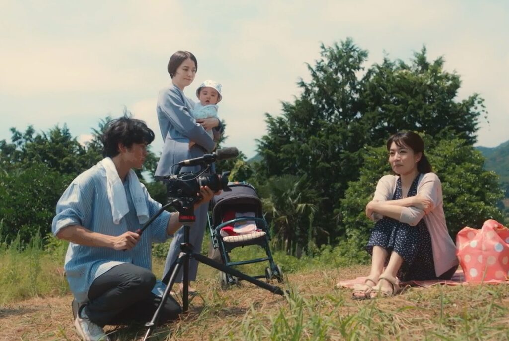 ドラマ「エルピス―希望、あるいは災い―」第３話、丘の上でインタビューに応じる被害者、井上晴美の姉・井川純夏（木竜麻生）