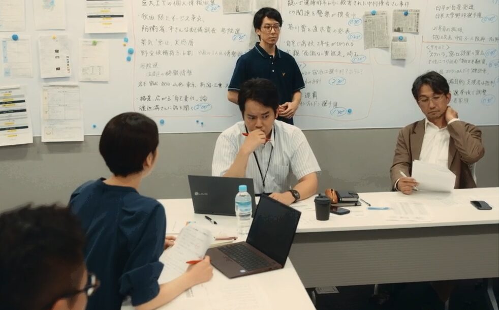 ドラマ「エルピス―希望、あるいは災い―」第９話、『ニュース８』の番組会議、浅川恵那（長澤まさみ）がニュース原稿に異論を唱える