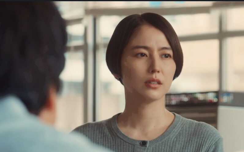 ドラマ「エルピス―希望、あるいは災い―」第２話、木村卓（六角精児）の弁護士事務所で自分には罰が当たっていると語る浅川恵那（長澤まさみ）