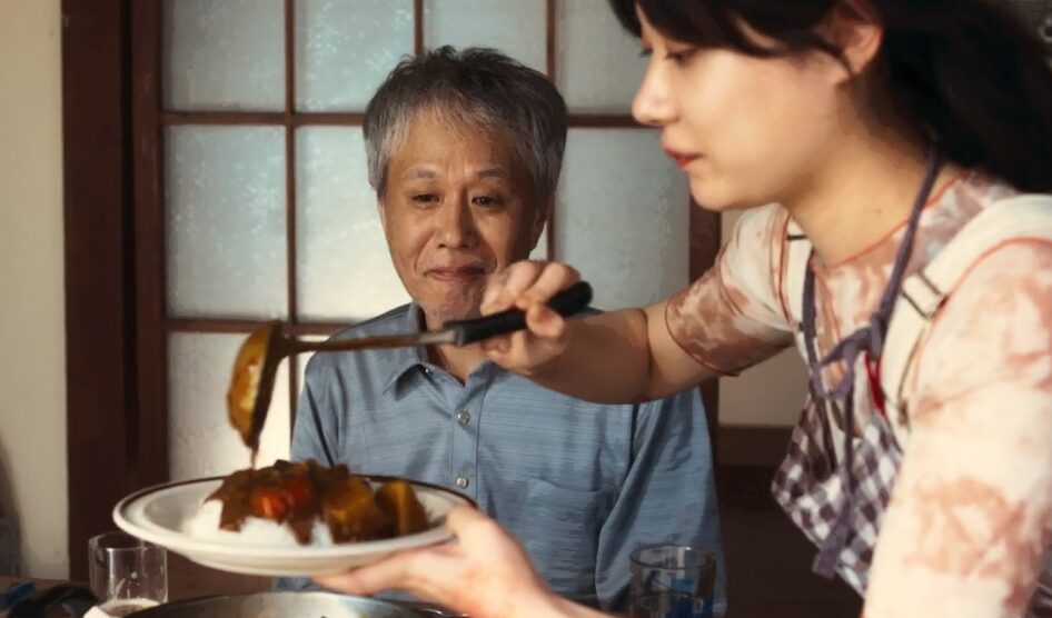 ドラマ「エルピス―希望、あるいは災い―」第１０（最終）話、松本良夫（片岡正二郎）とカレーを食べるチェリー（三浦透子）