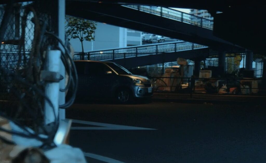 ドラマ「エルピス―希望、あるいは災い―」第９話、大門亨（迫田孝也）の遺体が発見された芝河港近くの路上にある車