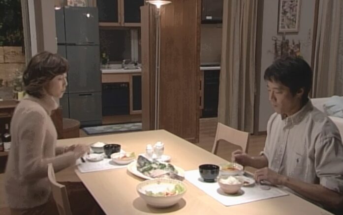 ドラマ「やまとなでしこ」第6話、気まずい雰囲気の中二人きりで食事する神野 桜子(松嶋菜々子)と中原 欧介(堤真一)