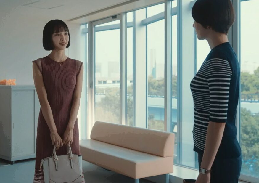 ドラマ「エルピス―希望、あるいは災い―」第９話、篠山あさみ（華村あすか）から岸本の事情を聞く浅川恵那（長澤まさみ）