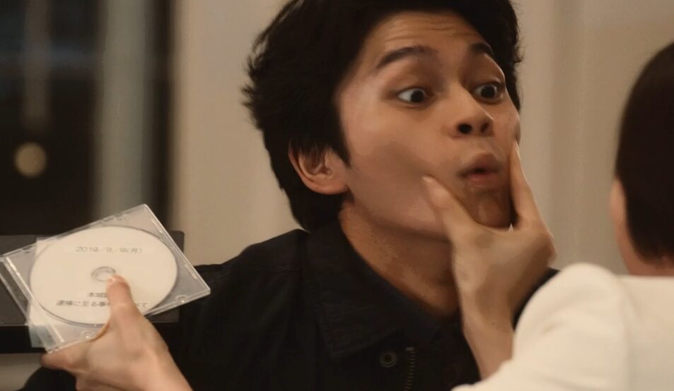 ドラマ「エルピス―希望、あるいは災い―」第１０（最終）話、岸本拓朗（眞栄田郷敦）からニュース映像を受け取る浅川恵那（長澤まさみ）