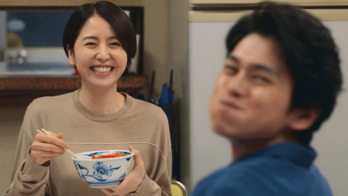 ドラマ「エルピス―希望、あるいは災い―」第１０（最終）話、牛丼屋に来た村井喬一（岡部たかし）を見て笑顔を見せる浅川恵那（長澤まさみ）と岸本拓朗（眞栄田郷敦）