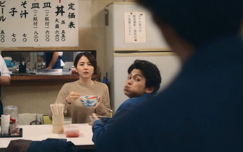 ドラマ「エルピス―希望、あるいは災い―」第１０（最終）話、浅川恵那（長澤まさみ）と岸本拓朗（眞栄田郷敦）がいた牛丼屋にやって来た村井喬一（岡部たかし）