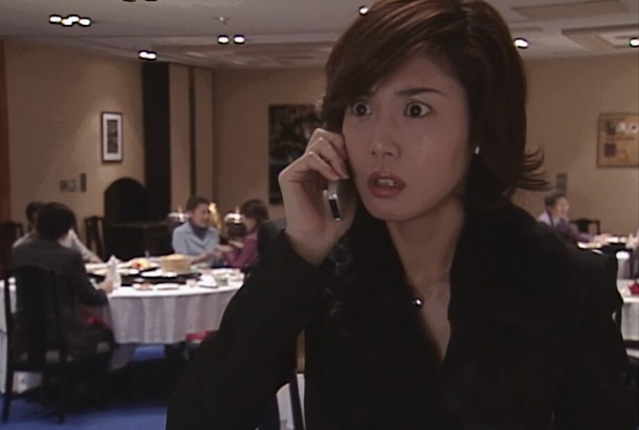 ドラマ「やまとなでしこ」第9話、合コンの最中、父親がもう東京に来たことを塩田 若葉(矢田亜希子)からの電話で知る神野 桜子(松嶋菜々子)