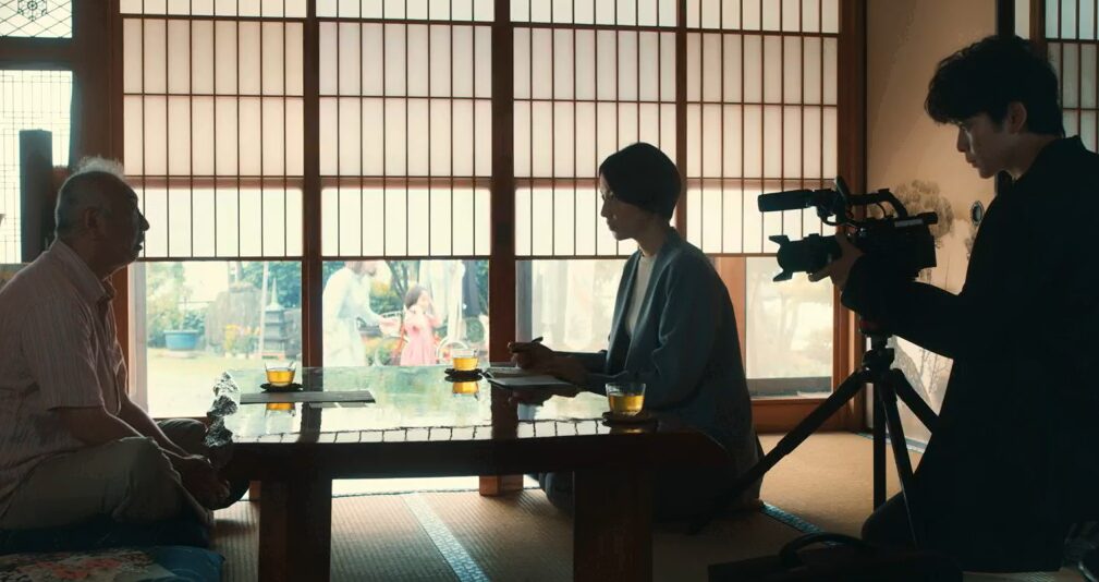 ドラマ「エルピス―希望、あるいは災い―」第３話、松本死刑囚の捜査を担当した元刑事にインタビューをする浅川恵那（長澤まさみ）と岸本拓朗（眞栄田郷敦）