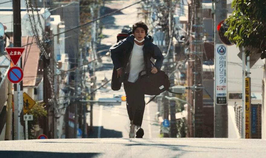 ドラマ「エルピス―希望、あるいは災い―」第１０（最終）話、取材現場に走って向かう岸本拓朗（眞栄田郷敦）