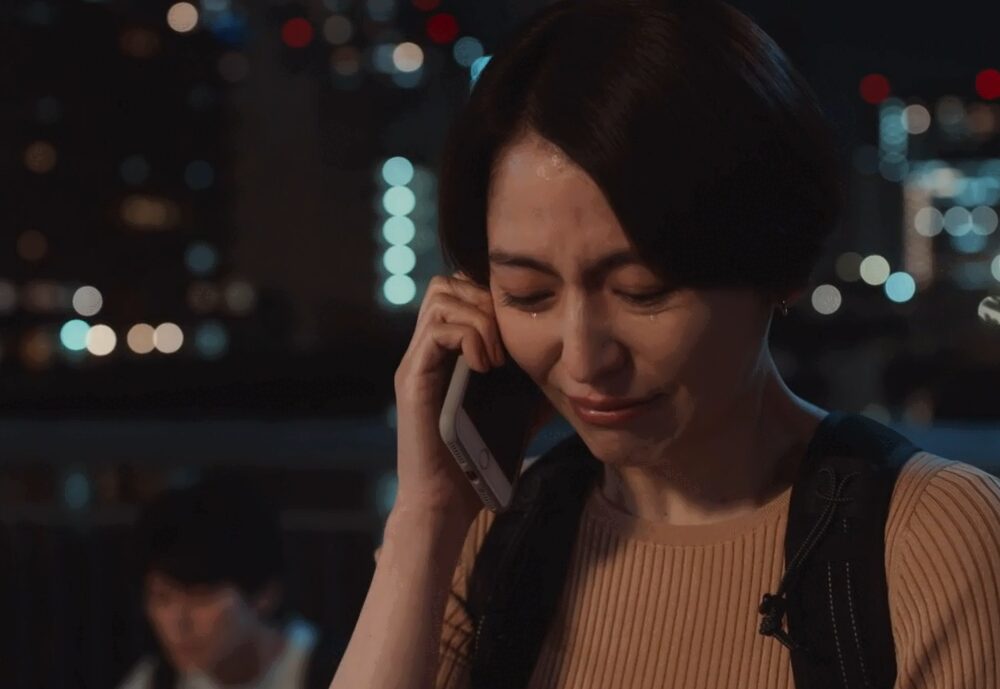 ドラマ「エルピス―希望、あるいは災い―」第４話、井川純夏（木竜麻生）からの電話に涙を流す浅川恵那（長澤まさみ）