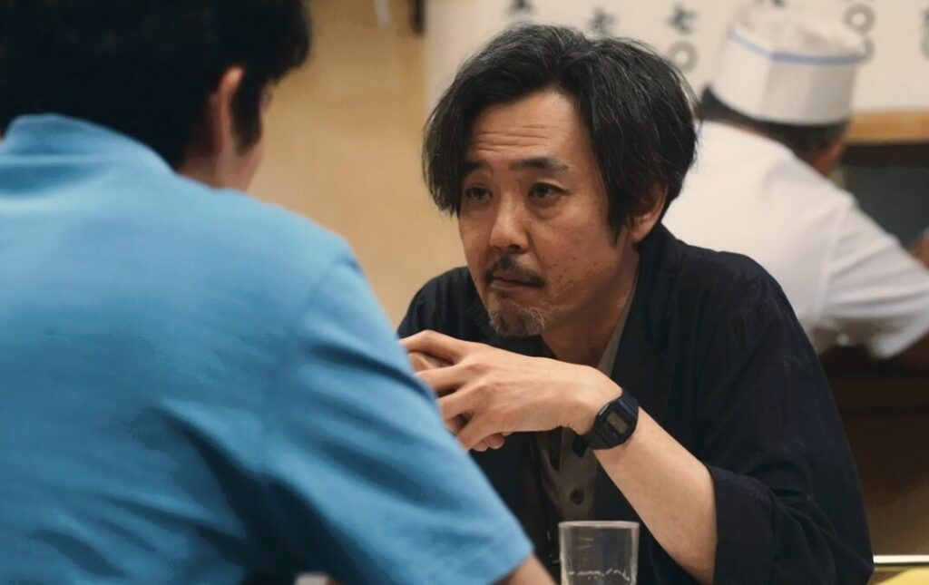 ドラマ「エルピス―希望、あるいは災い―」第９話、岸本拓朗（眞栄田郷敦）に大門亨（迫田孝也）との過去を話す村井喬一（岡部たかし）