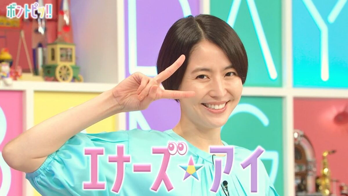 ドラマ「エルピス―希望、あるいは災い―」第２話、深夜の情報番組「フライデーボンボン」の自身のコーナー「エナーズアイ」でポーズを決める浅川恵那（長澤まさみ）