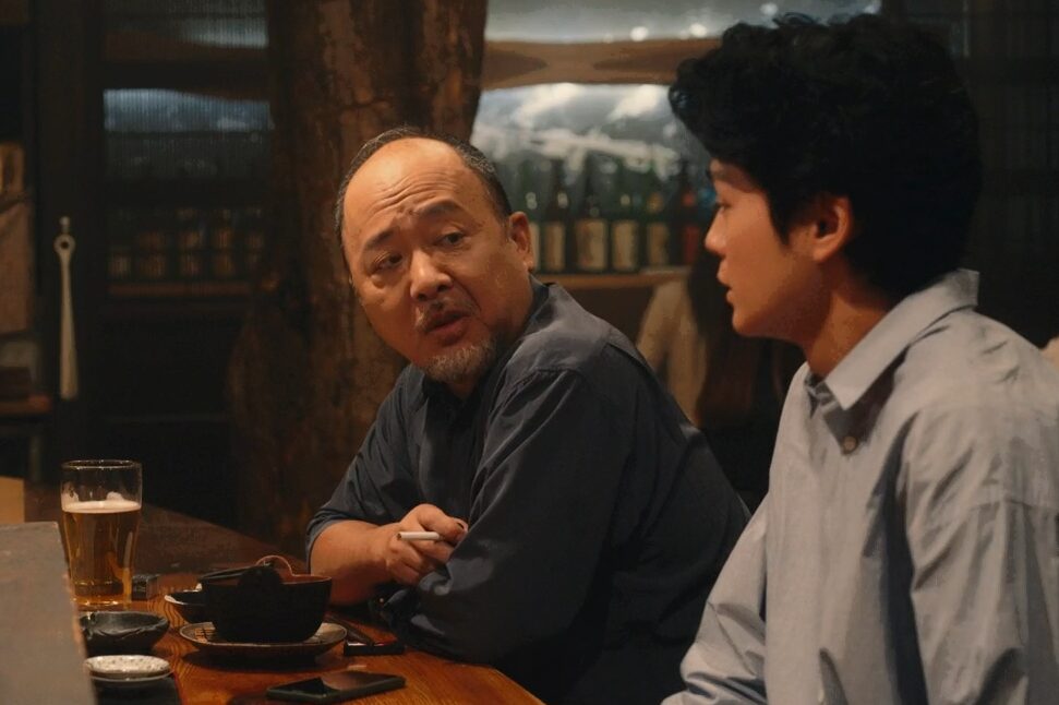 ドラマ「エルピス―希望、あるいは災い―」第９話、久しぶりに居酒屋で佐伯（マキタスポーツ）と会う岸本拓朗（眞栄田郷敦）