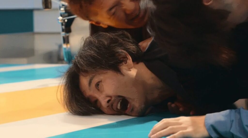 ドラマ「エルピス―希望、あるいは災い―」第９話、番組スタッフに取り押さえられる村井喬一（岡部たかし）